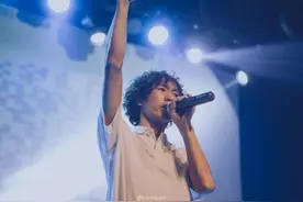 庞麦郎谈自身近况：最近情绪平静 出院后会创作演出图片