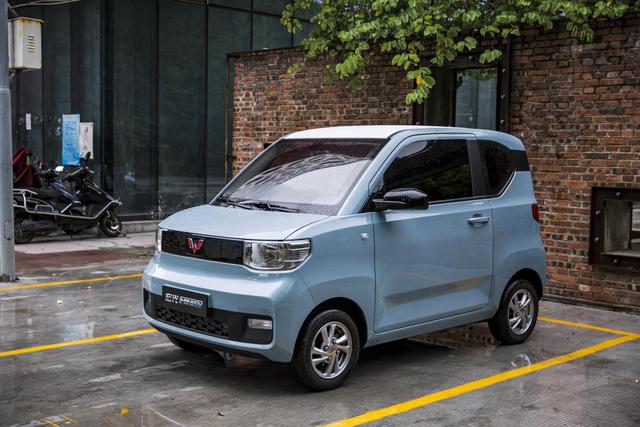 宏光MINI与"老头乐"对撞，宏光MINI赢了，安全性备受争议