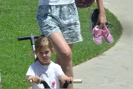 盖尔·加朵一家四口现身，大宝长得和妈妈太像了，表情都是一个样图片