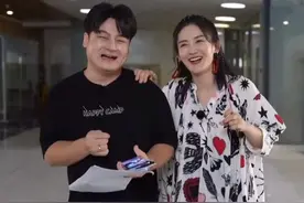 谢娜二胎后复工，穿长裙上班没腰线显“妈妈腿”，扎脏辫难掩孕味图片