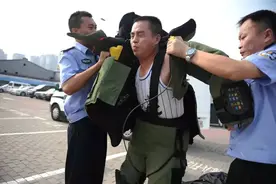 第一排爆手请同事帮忙拍照，原因令人心疼…图片