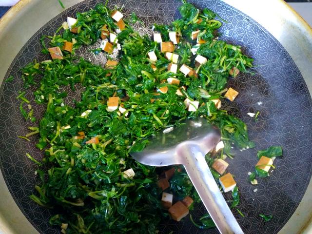 春季特有的一种菜，这个做法简单又好吃，清热解毒效果好。