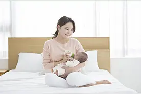 宝宝半岁后迟迟不戒“夜奶”，可能会出现不良特征，家长需注意图片