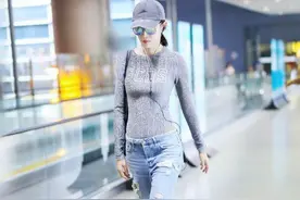 张蓝心穿衣也太奔放了吧，穿"泳衣"走机场，这"凹凸"身材得眼看直图片