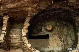 辽代古墓挖出白酒，专家当场倒出一点喝下，尝完就说了俩字儿图片