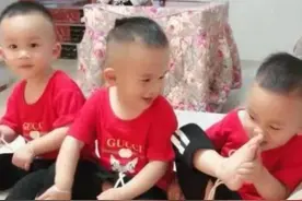 三胞胎长得一样，宝爸回家都分不清，妈妈一招“神操作”完美解决图片