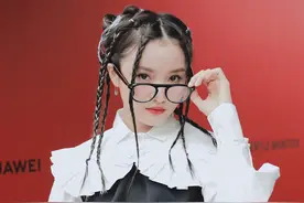 谁说黑框眼镜是土气象征？林小宅黑框眼镜配娃娃裙，气场超A图片