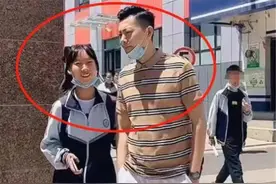 “娃娃脸爸爸”火了，接女儿放学被当成女儿男友，老师：叫你爸来图片