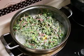 马齿苋锅里蒸一蒸，没想到这么好吃，80岁奶奶吃了50年，太香了图片