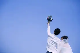 女人对你动情了，这三个暗示很明显，一眼就可看穿图片
