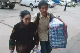 睡猪圈、携疯母求学的刘秀祥，如今为100多名学生对接资助近290万图片