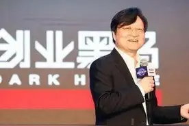 从报社记者到亿万富翁：他是怎样一步步走出来的？图片