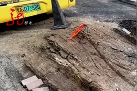 路面突然塌陷，209路公交车轮掉进坑中，两名乘客受伤图片