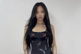 粉墨收获十个一位，Jennie塑身衣猫眼妆展野性美，智秀豹纹秀腿围图片