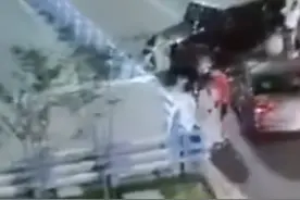 直行路调头，油门当刹车，女司机凭一己之力，堵了一座城图片
