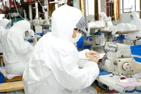纸尿裤、内衣工厂“爆改”生产线，专做口罩防护服驰援抗疫图片