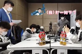 KPL选手比赛场地语音公开,QG刺痛打一把后羿就下,久诚做体操热身图片
