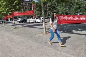 周口赤脚女老师，你走路的样子超美图片