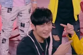 周杰伦直播首秀，半小时吸金两千万！王祖蓝狂刷700个穿云箭助阵图片