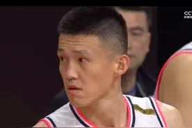 中国男篮队长周鹏铁肘伤人，裁判重罚驱逐，10秒违体+技术犯规图片