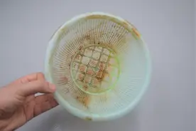 不管菜篮子多脏多油，不用刷子刷，只需泡一泡，污渍轻松洗干净图片