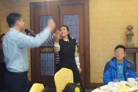 65岁刘晓庆聚会太欢乐，与好友对唱热舞氛围超嗨，网友：心态年轻图片