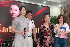 老戏骨关牧村直播，提携晚辈抢ｃ位，王为念尴尬到独自离开？图片