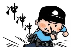 险！三婆婆仰面摔倒扶梯上 赞！警民联手救人仅用5秒图片