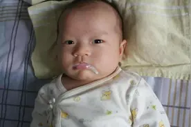 新生儿总吐奶是吃太饱？或是三个喂养环节出了错，附正确喂养流程图片
