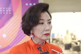 被投诉！汪明荃否认搞特权插队吃蛋糕，和老板是朋友：等了20分钟图片