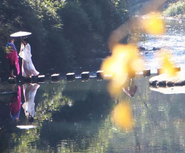 秋风吻尽银杏叶，艳遇醉美帽子峰