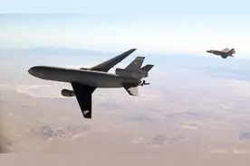 五架不同型号的战斗机一起编队飞行视频封面