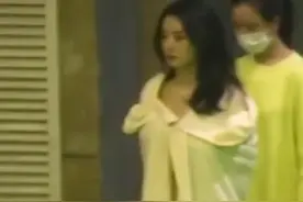 活成大女主！赵丽颖演戏拍广告忙不停，披浴巾暴露好身材宛如少女图片