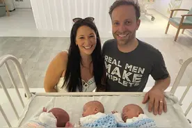 英国女子怀了三胞胎，早前检查两个是女的，结果生下了三个男宝宝图片