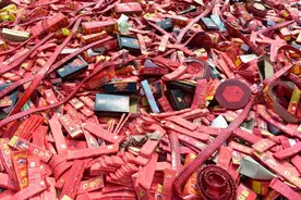 建水县集中销毁671件非法烟花爆竹图片