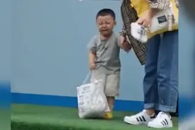 “神兽”归笼，直击开学第一天现场！娃委屈哭了：妈妈为啥抛下我图片