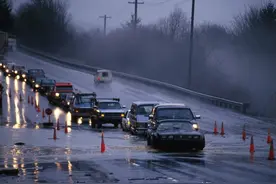 汽车被雨淋过后，还需要洗车吗？维修工：你是想爱车还是“毁车”图片