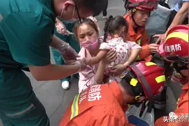 女童胳膊卷入电动车轮内！家长骑车带孩子一定要小心！图片