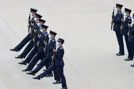 从英式步操转中式 港警迈向什么？图片