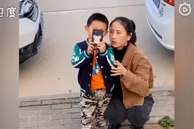 5岁外甥被小姨教成人肉三脚架？看到成果照后，网友表示是专业的图片