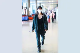 20岁欧阳娜娜真敢穿，用男友风外套配小吊带，霸气中不失小性感图片