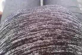 实拍怀孕33周孕妇的超大幅度胎动，这宝宝是在妈妈肚子里练武术吗视频封面