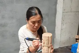 用木雕创作丰盈女性力量图片
