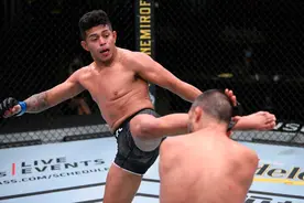 UFC不败黄金男孩，今天被干成青铜图片