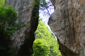 赏荷路上，进入一个免费的避暑绝佳地：峡谷、绝壁、溪流和盘山路图片