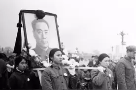 75年周总理病重，邀朱德前来看望，为何要提前将病号服换成中山装图片