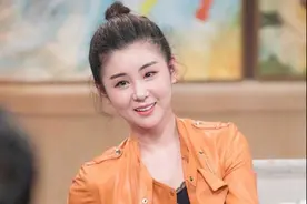 李小萌的尤物身材藏不住，穿皮衣配阔腿裤亮相，凹凸感依然很出众图片