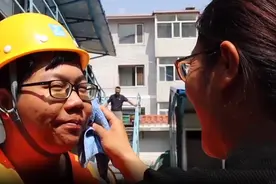 大一学生暑假和妈妈一起打工，半个月瘦了6斤，想自己攒钱买电脑图片