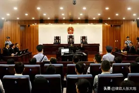 母亲阻强拆被打，男子驾车救母撞人被判三年，构成正当防卫？图片