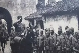 “鬼子进村”老照片：日军搂着中国小女孩，这眼神让人揪心图片